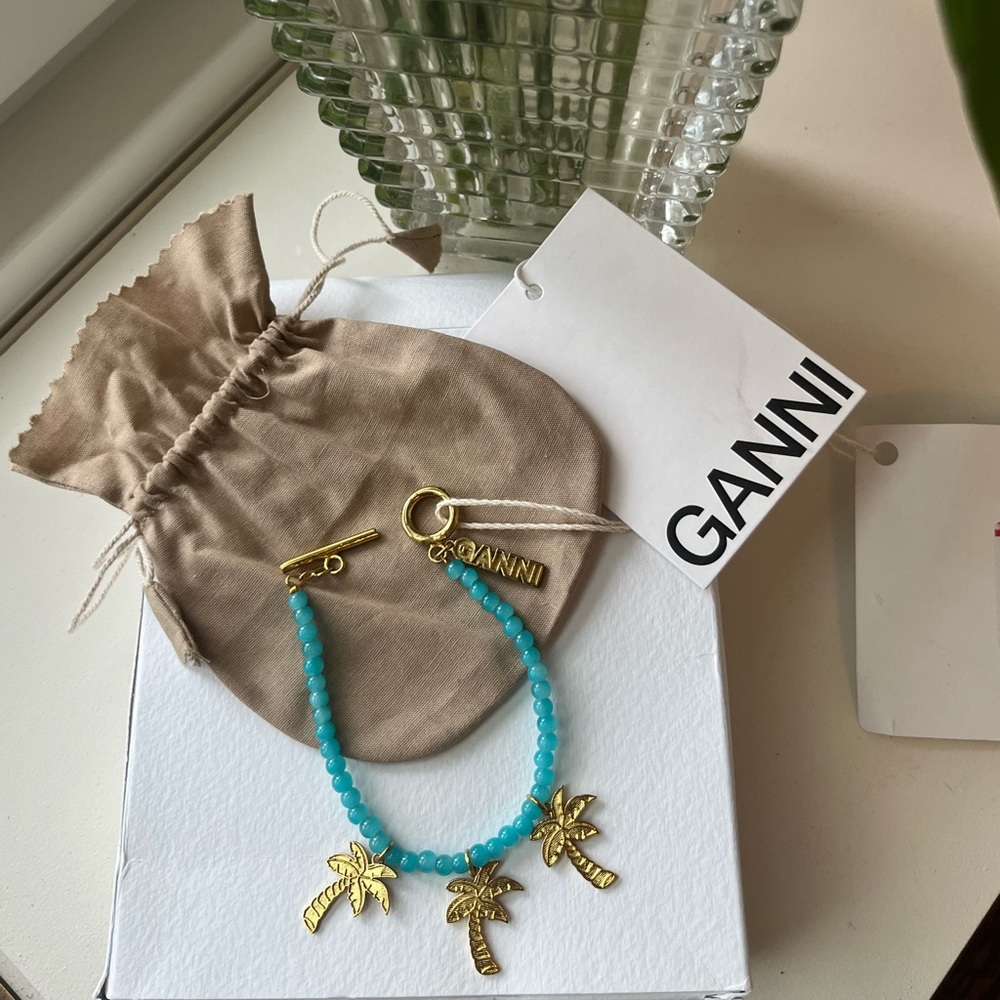 Ganni coconut bracelet Brand New w tags/ jewelry pouch Cute beach vibe Vacation